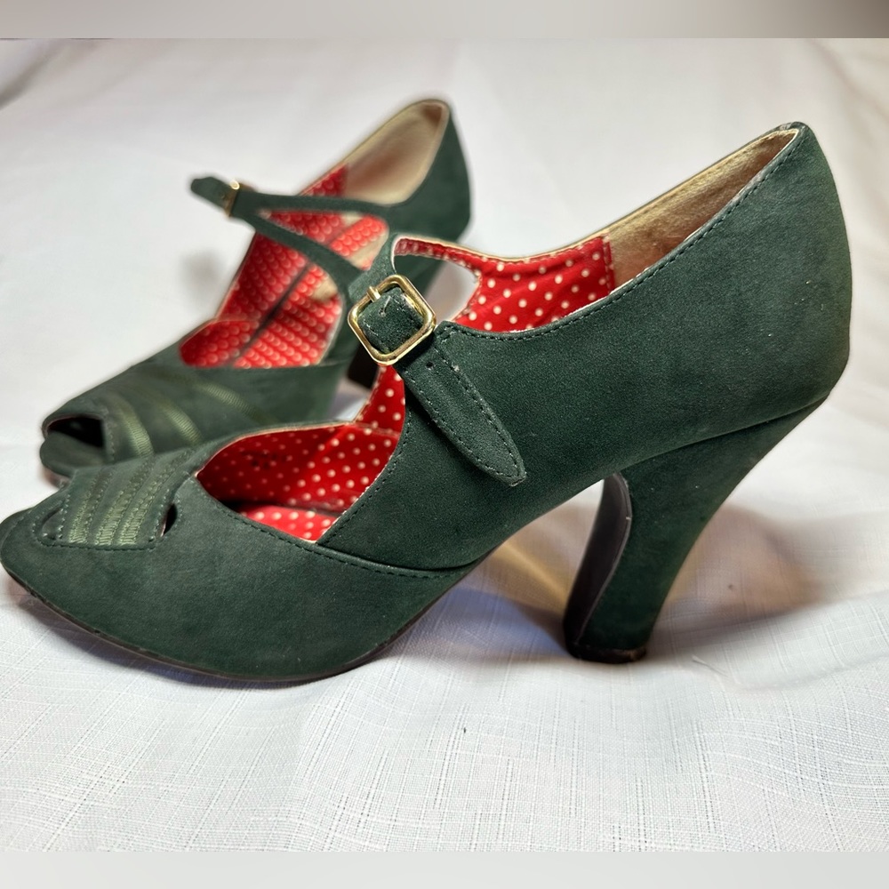Rare! B.A.I.T. Footwear Violet heels, in hunter green size 8.5. Fair condition.